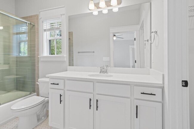 Foto del edificio - 2 Bedroom with BONUS room in Cahaba Heights!