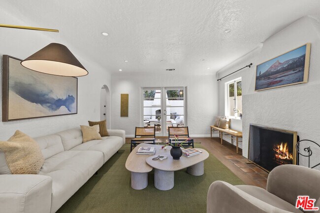Foto del edificio - 8316 Maple Dr
