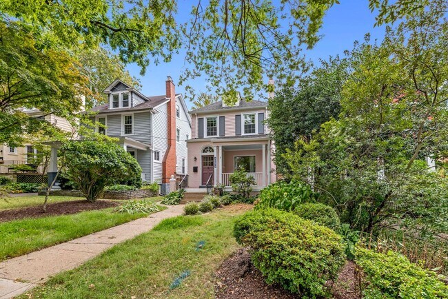 Building Photo - Available Now! Updated// 4 Bedroom 2 Bathr...