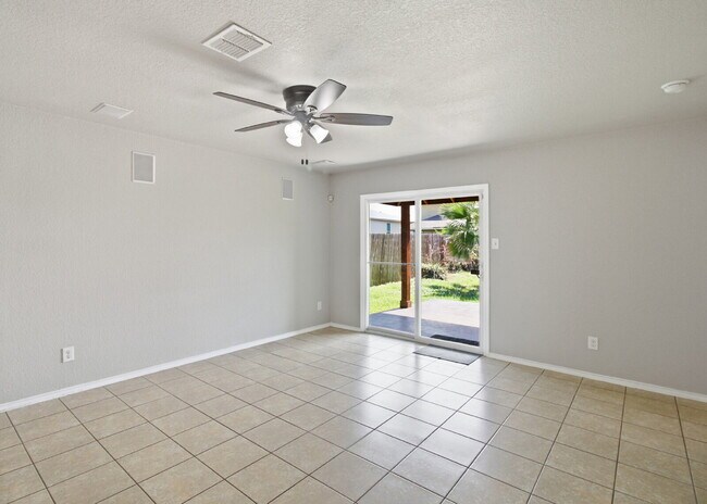 Building Photo - Open Living, Private Backyard, Great Location