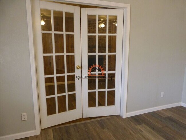 Building Photo - Spacious 3 bedrooms 2 bathrooms home on co...
