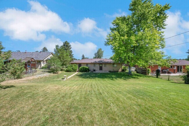 Building Photo - Comfortable 3-bedroom ranch in established...