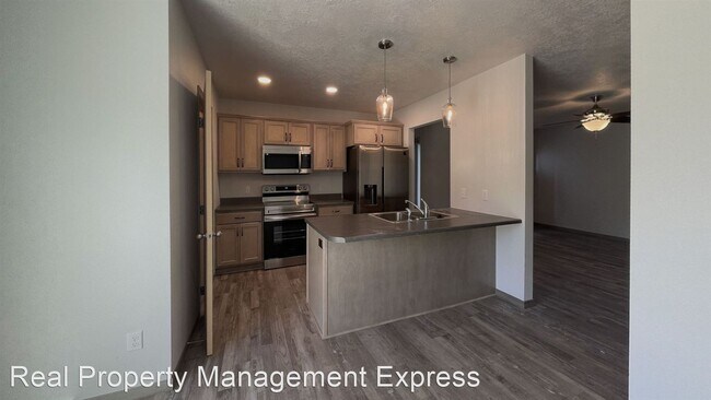 Building Photo - 3 br, 1.5 bath House - 2338 S Ronsiek Ave