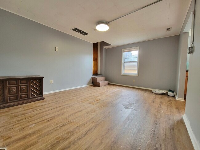 Building Photo - 828 W 34th St