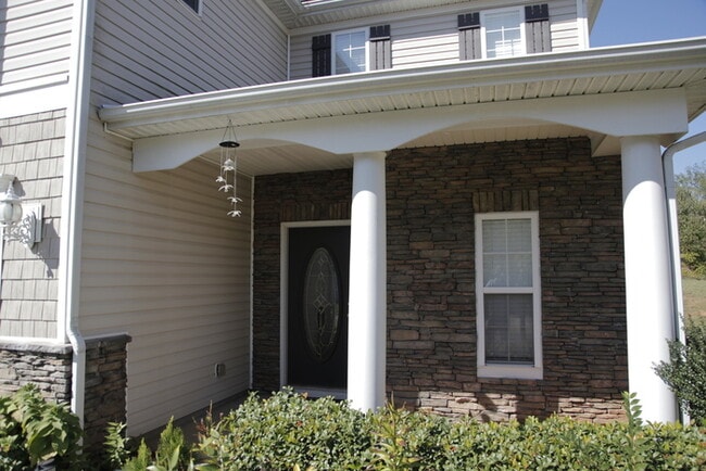 Building Photo - Delightful 3bd/2.5bth home with a private back yard!