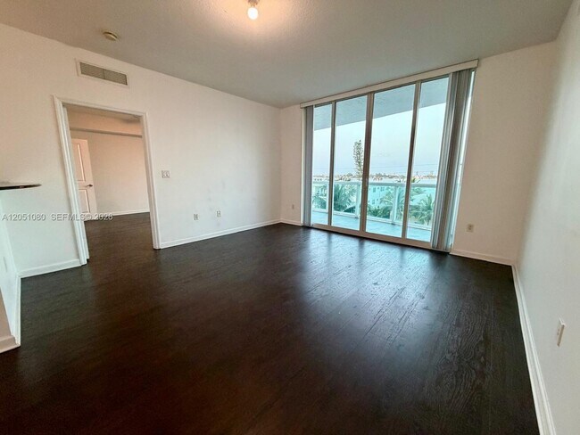 Building Photo - 7910 Harbor Island Dr