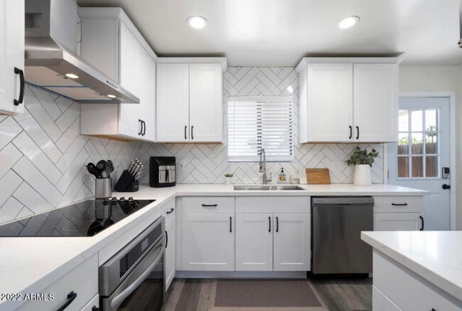 Kitchen - 2331 W Belmont Ave