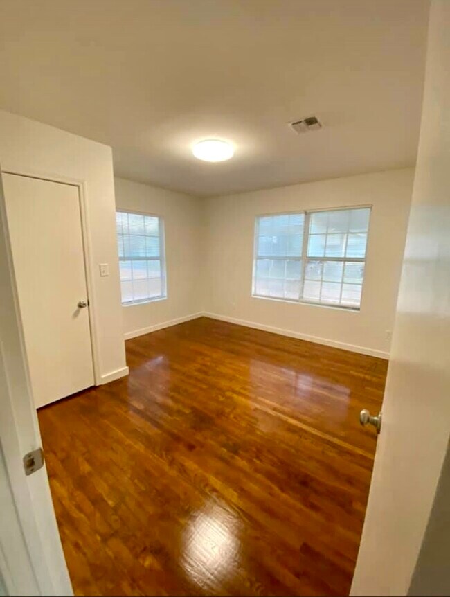 Building Photo - 618 Chopin St