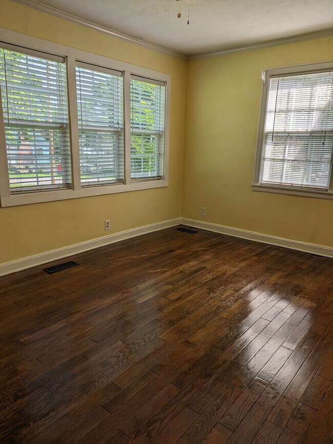 Building Photo - 306 Colonial Dr