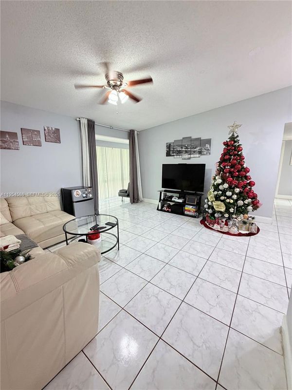 Foto del edificio - 9729 Hammocks Blvd