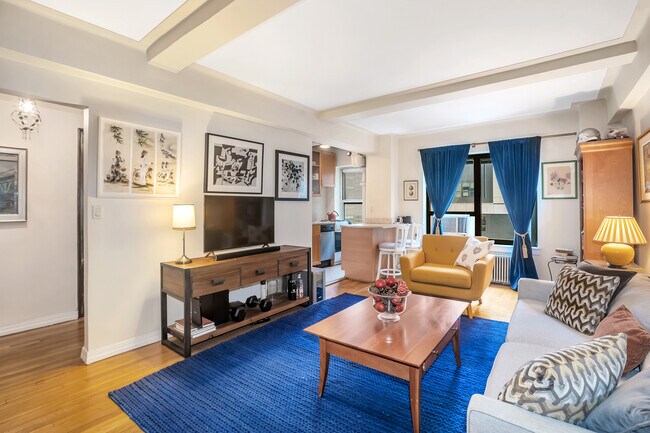 Living Room - Spacious 1-bedroom to rent - 227 E 57th St
