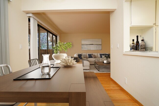 Foto del edificio - Updated Condo Walking Distance to Downtown...