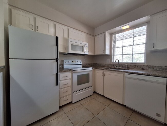 Building Photo - Charming 2-Bedroom Condo in Scenic Winter ...