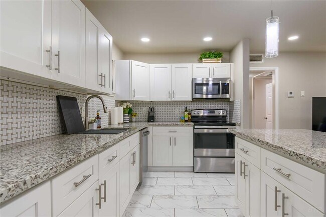 Building Photo - 8110 Albacore Dr