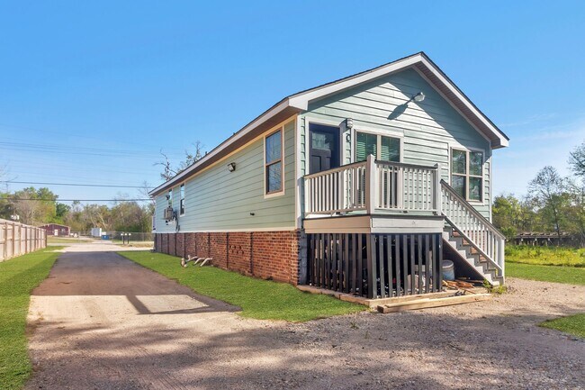 Building Photo - Newly Remodeled Units!