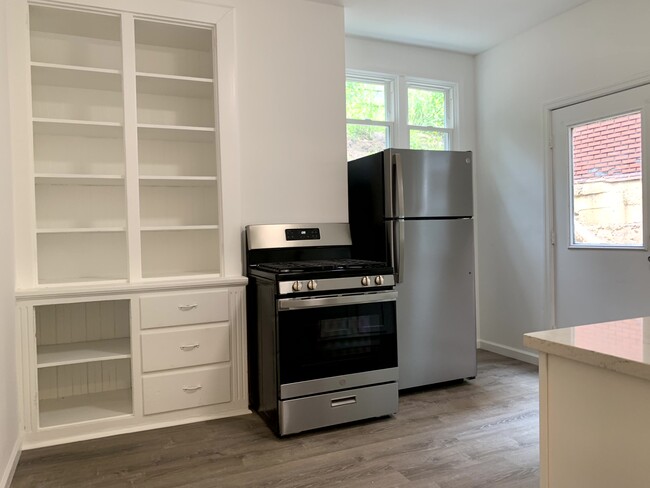 Building Photo - 411 Sample St