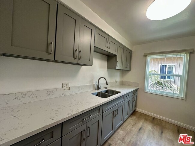 Building Photo - 1114 S Sherbourne Dr