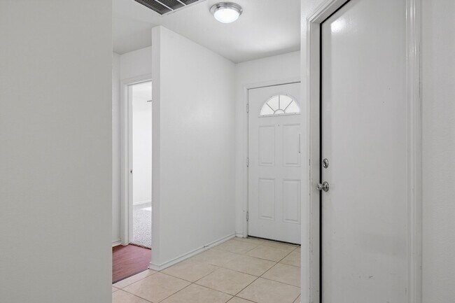 Foto del edificio - ***APPLICATION CURRENTLY UNDER REVIEW***Well-Maintained One-Story in Woodthorn Subdivision