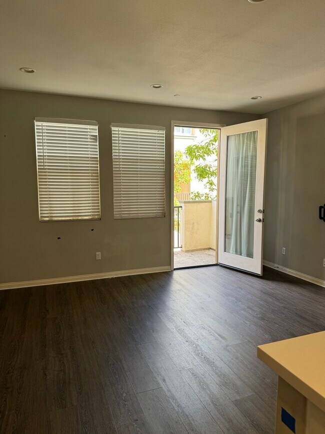 Foto del edificio - 15330 Jasmine Ln