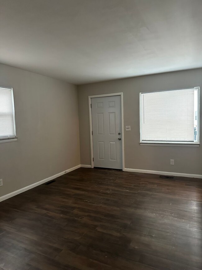 Foto del edificio - HOME for RENT in North Linden Columbus/Web...