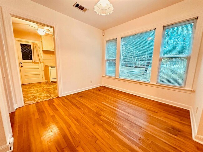 Building Photo - 5402 Sunshine Dr