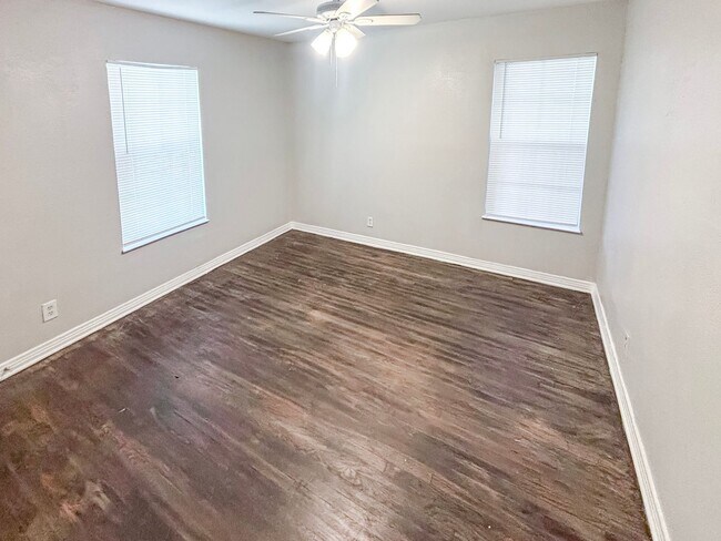 Foto del edificio - 2002 Deer Path Dr