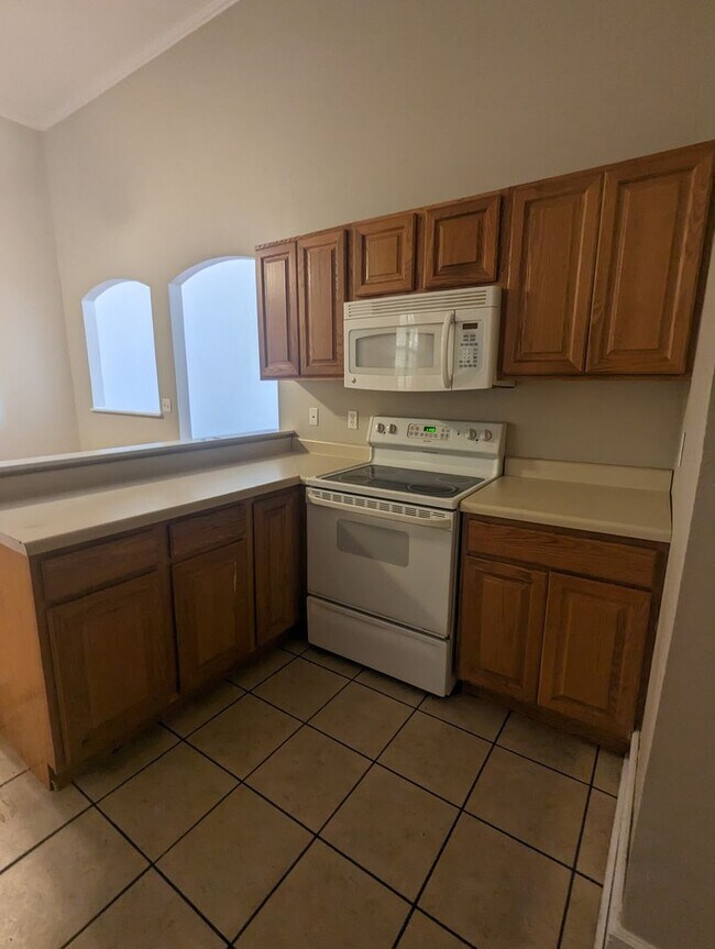 Foto del edificio - Huge 2+ Bedroom/ 2 Bath Upstairs Apartment