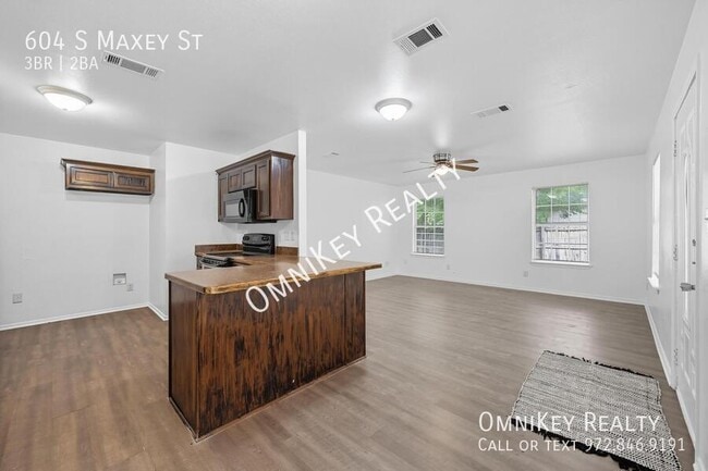 Building Photo - 604 S Maxey St
