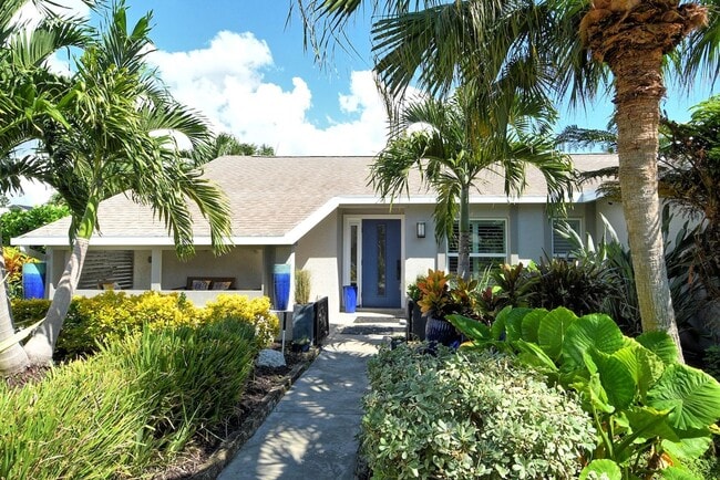 Building Photo - Spacious 4 Bedroom 2 Bath Home Featuring A...