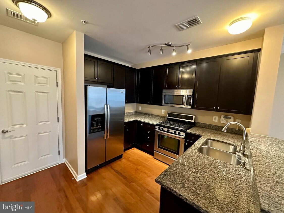Primary Photo - 15233 Leicestershire St