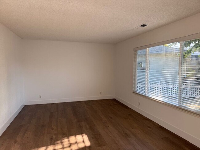 Building Photo - For Rent – Charming 2-Bedroom Home in Rinc...