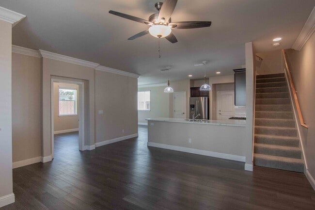 Building Photo - 2127 Square feet! 4 Bed, 2.5 Bath in Villa...