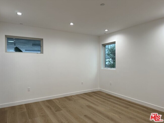 Foto del edificio - 9842 Vidor Dr