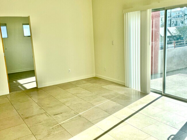 Living Room - 2201 Highland Ave