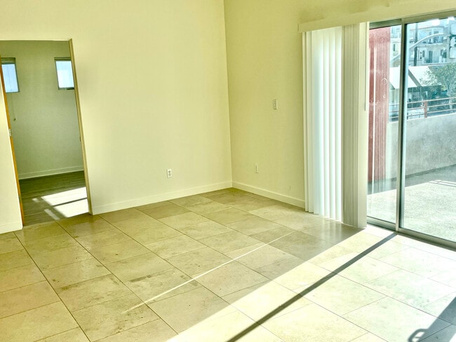 Living Room - 2201 Highland Ave