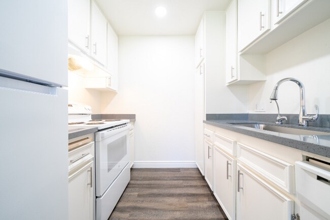 Building Photo - 1440 Oak Dr