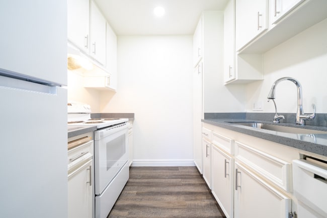 Building Photo - 1440 Oak Dr