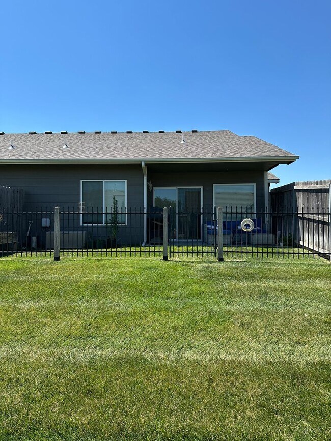 Foto del edificio - 3 bedroom 2 bath Duplex at 53rd & Meridian