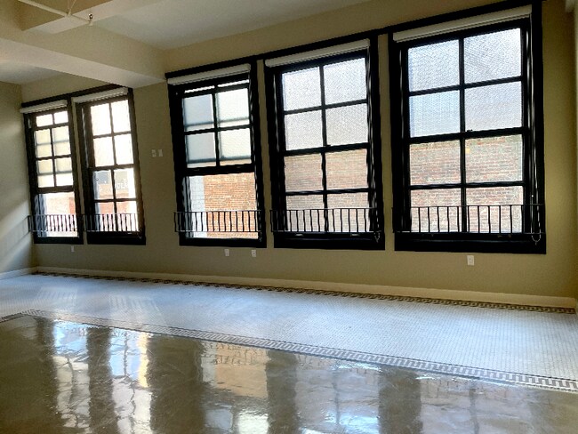 Foto del edificio - 315 W 5th St