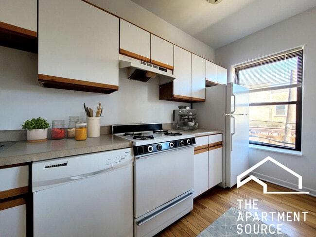 Building Photo - 3449 N Sheffield Ave