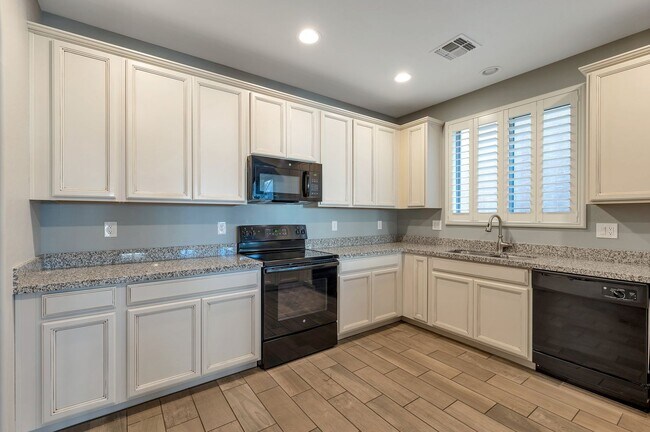 Building Photo - Charming 3 bed 2.5 bath - Cross streets: 2...