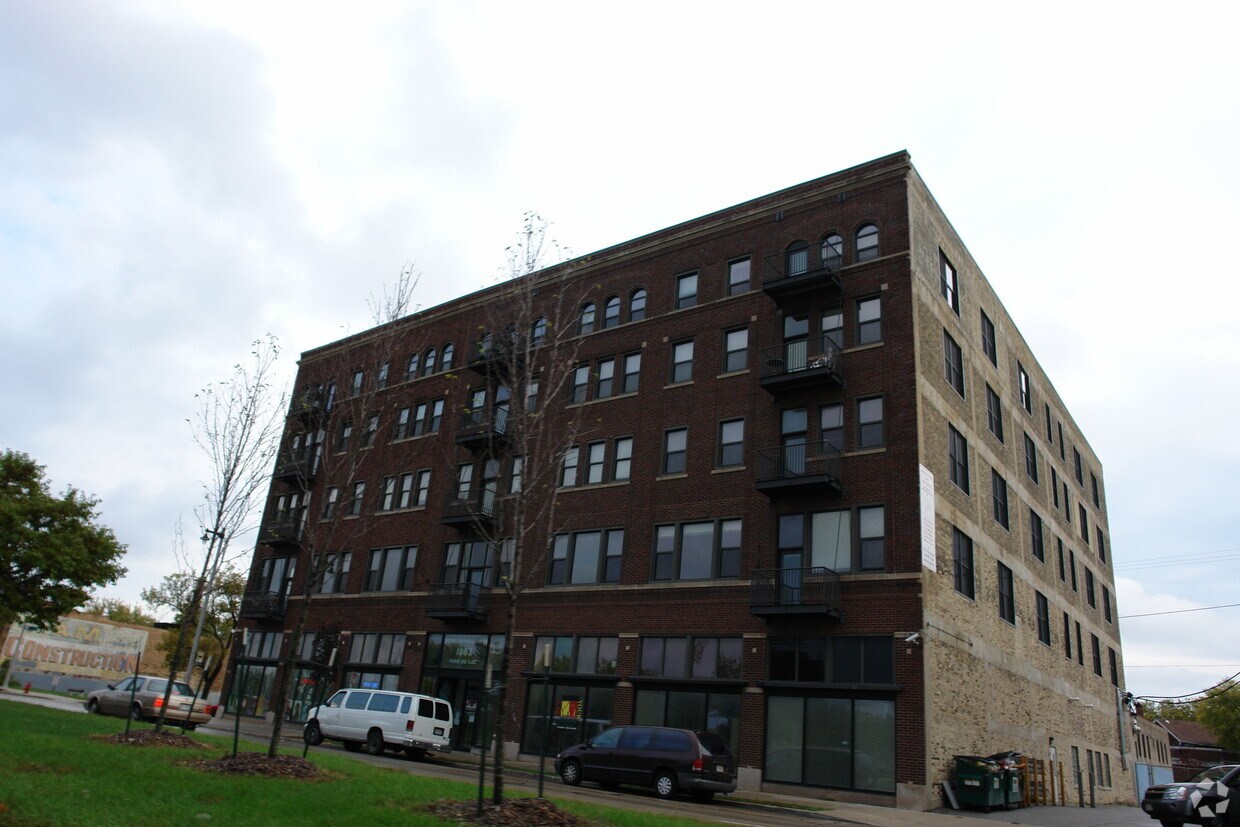 Building Photo - 1862 W Fond du Lac Ave