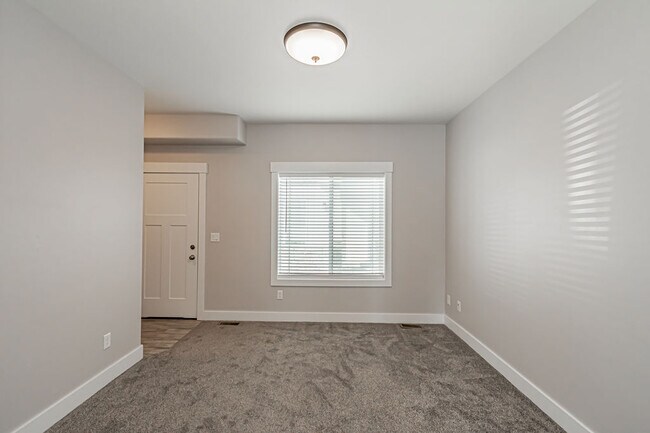 Building Photo - 654 S Saturn Ave