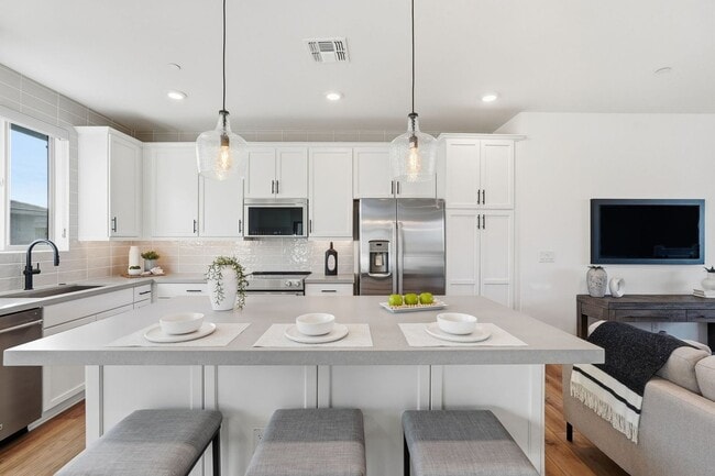 Building Photo - 2121 W Sonoran Desert Dr