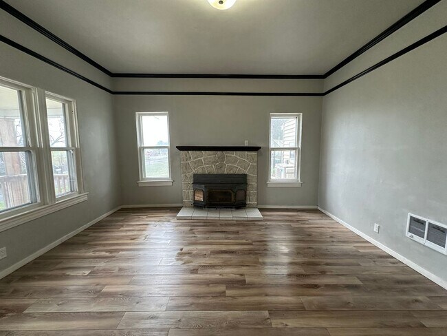 Foto del edificio - 1010 E 8th St