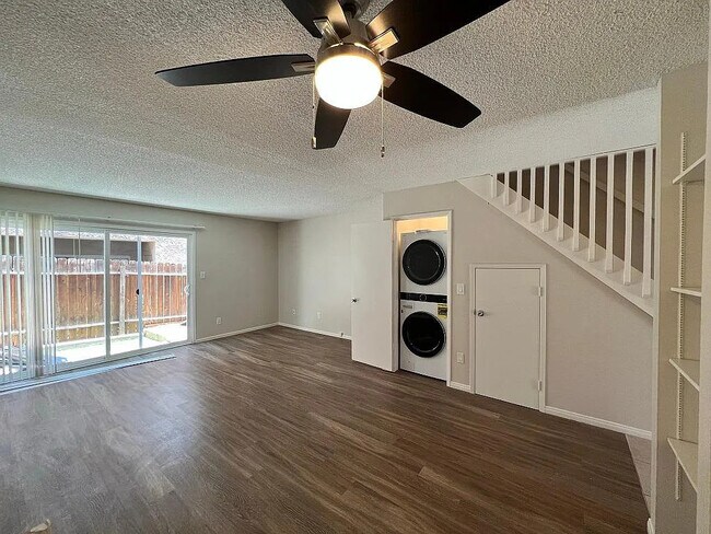 Living room pic 1 - 2155 Felspar St