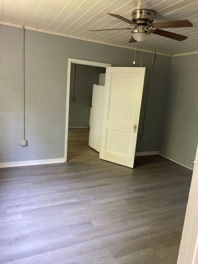 Building Photo - Private Duplex One Bedroom Unit