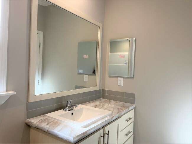 Building Photo - 1077 Cloverleaf Cir