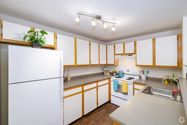 1BR, 1BA - 747SF - Kitchen - Canyon Springs