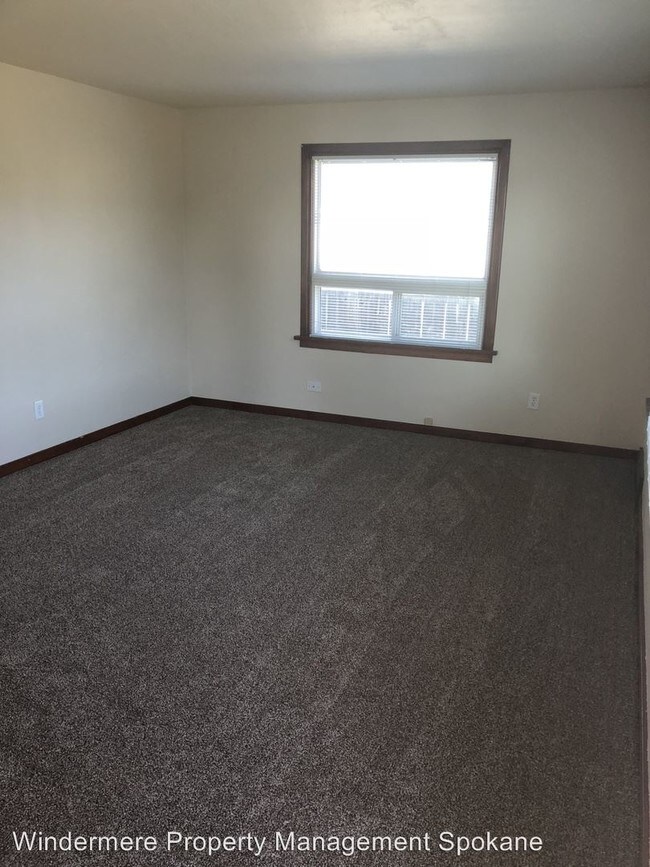 Building Photo - 3 br, 1.5 bath House - 208 E. Hoffman Ave